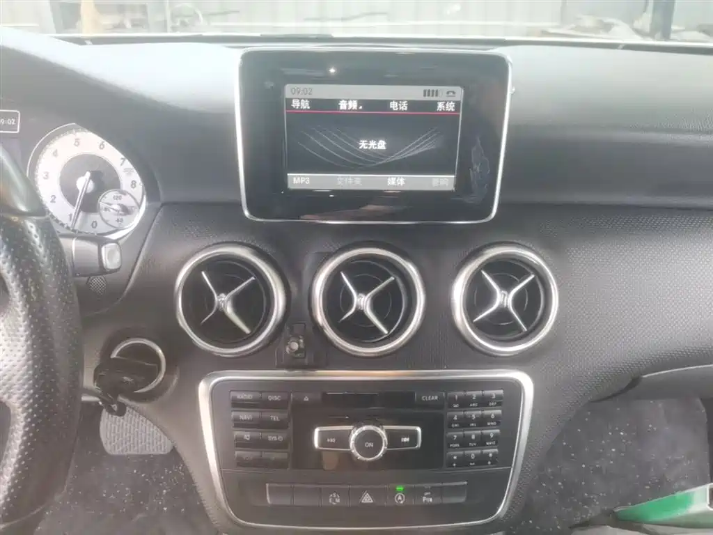 Mercedes-Benz A-Class 2015 — фото 13
