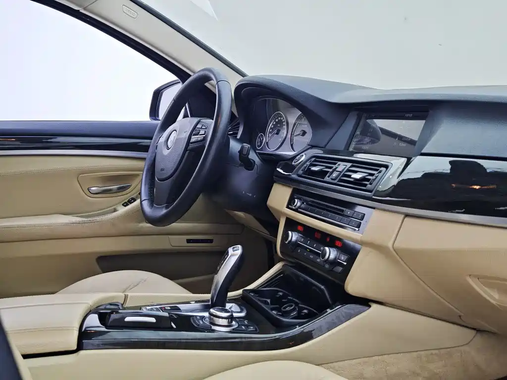 BMW 5 Series 2012 — фото 11