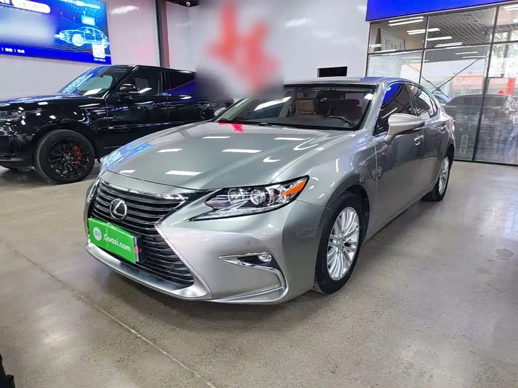 Lexus ES 2018 — фото 1