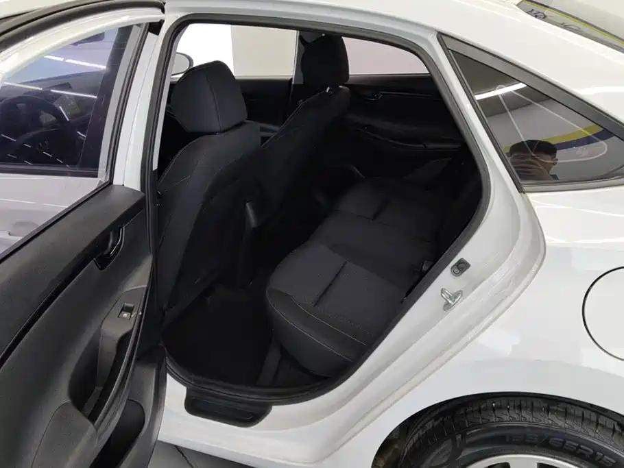 Hyundai Elantra 2021 — фото 11