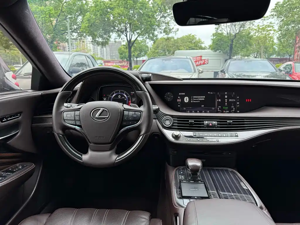 Lexus LS 2019 — фото 12