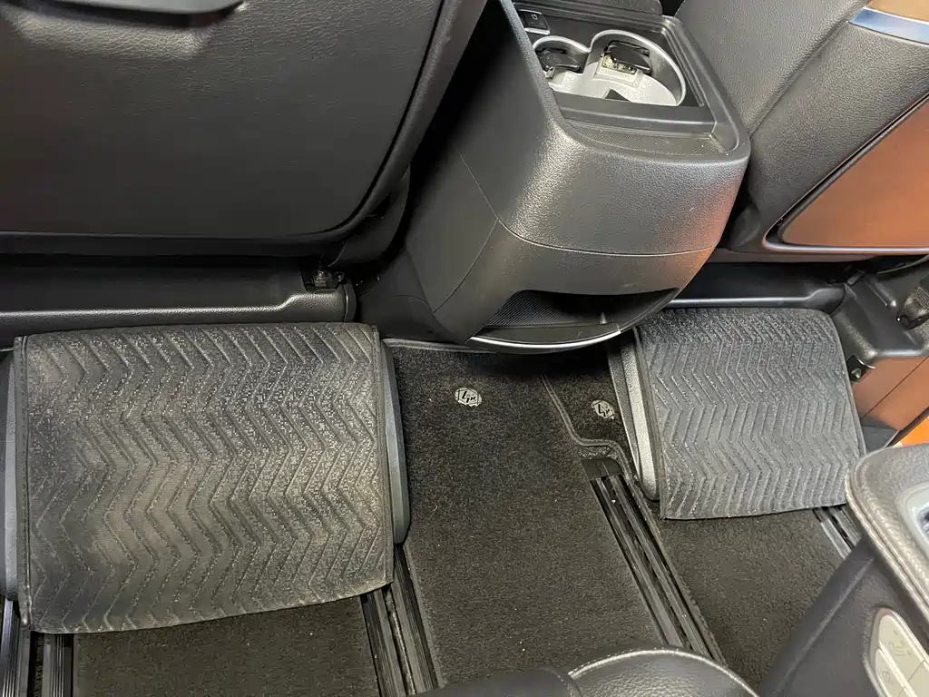 Mercedes-Benz V-Class 2022 — фото 10