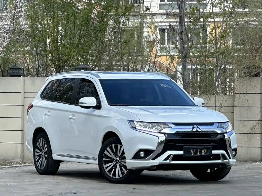 Mitsubishi Outlander 2022 — фото 3
