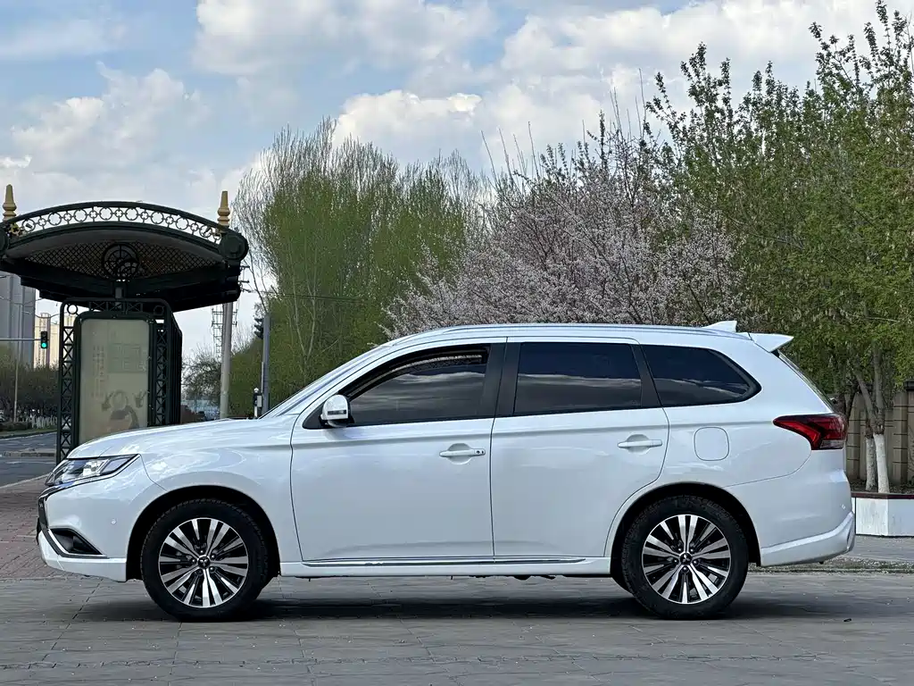 Mitsubishi Outlander 2022 — фото 7