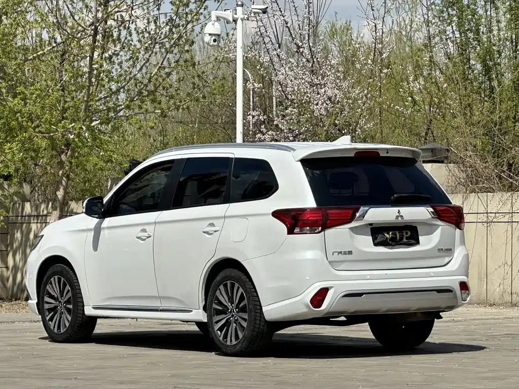 Mitsubishi Outlander 2022 — фото 4