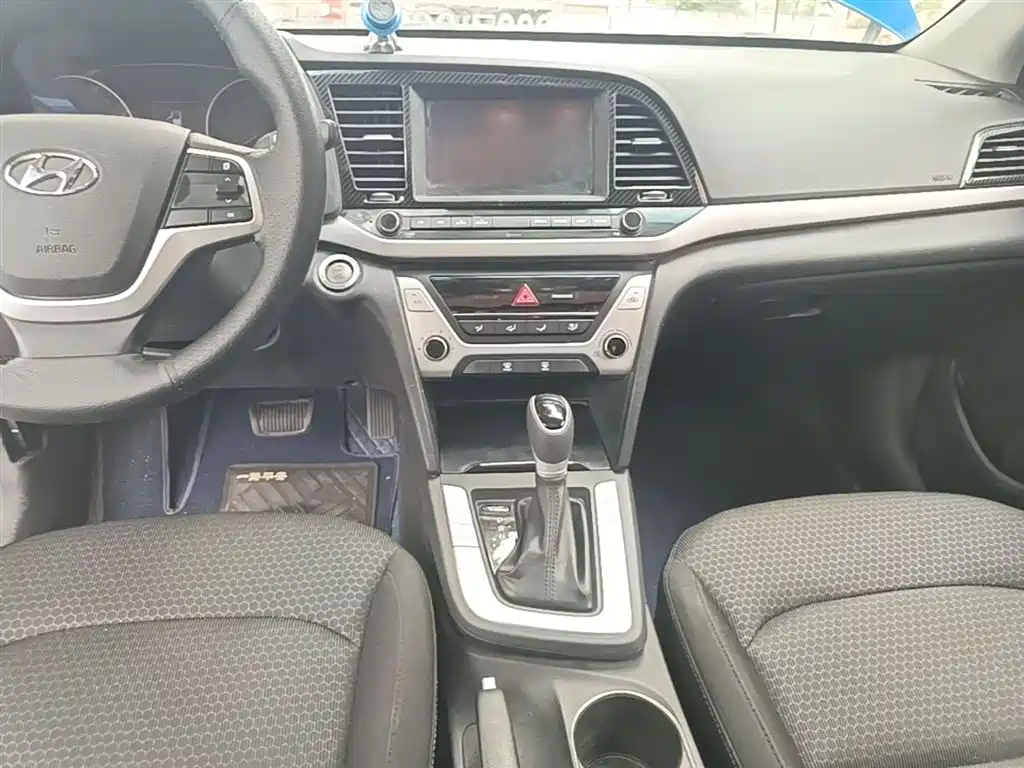 Hyundai Elantra 2018 — фото 14