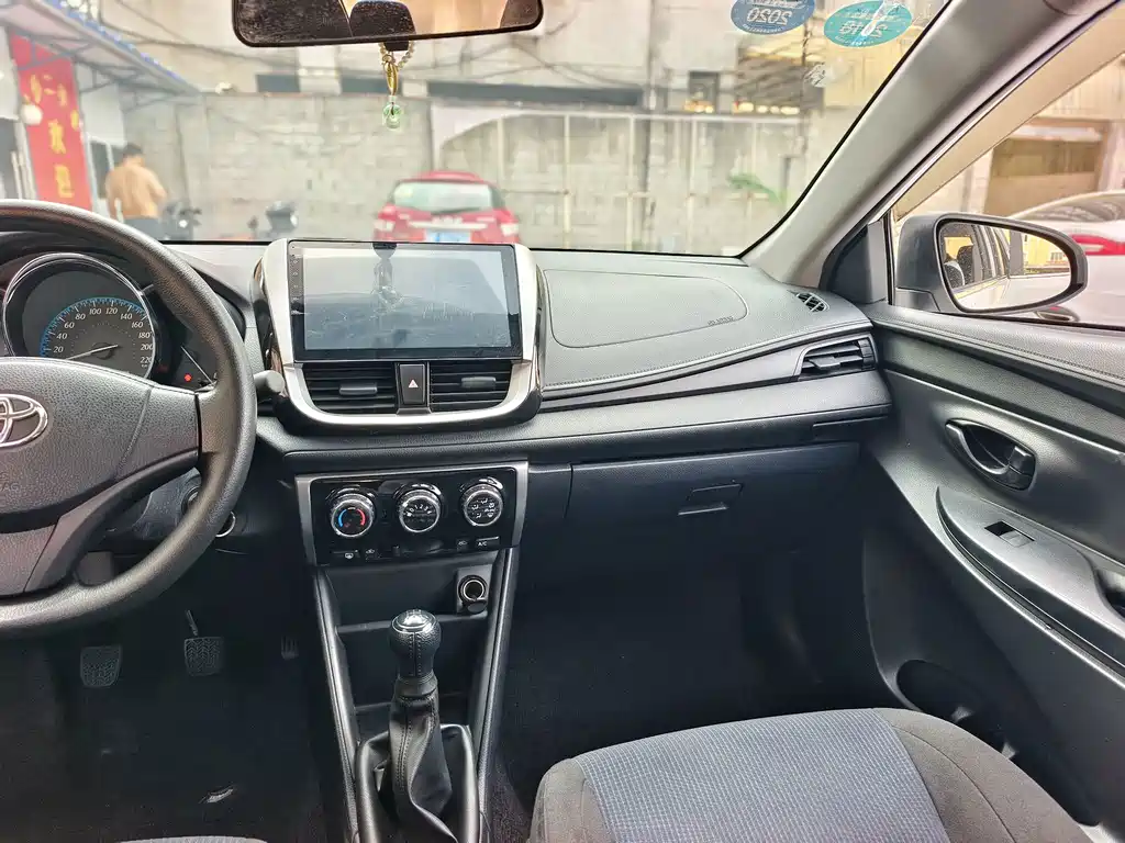 Toyota Yaris L 2017 — фото 7