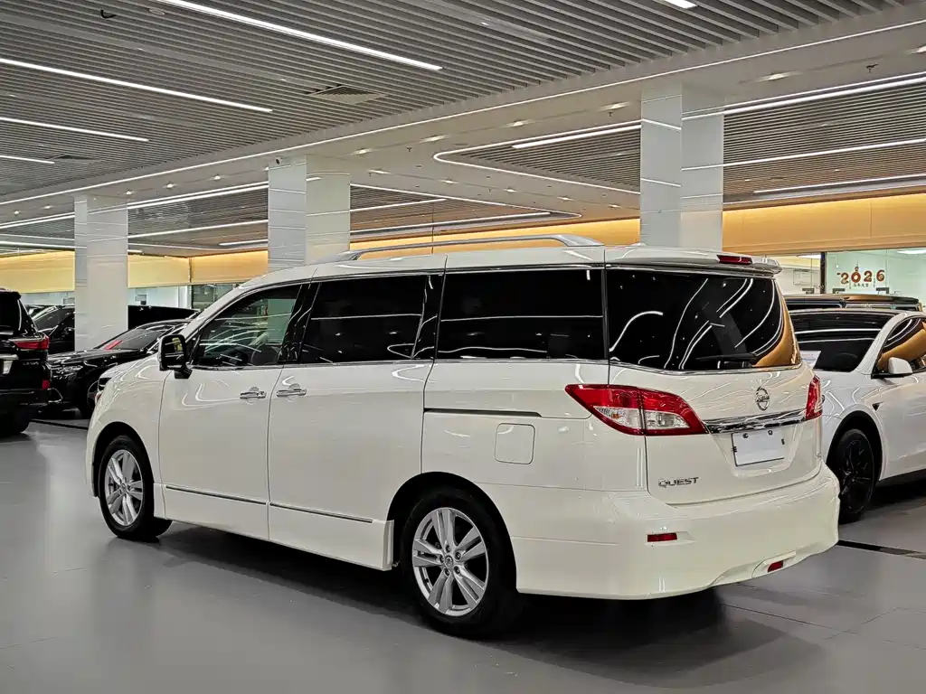 Nissan Quest 2017 — фото 9