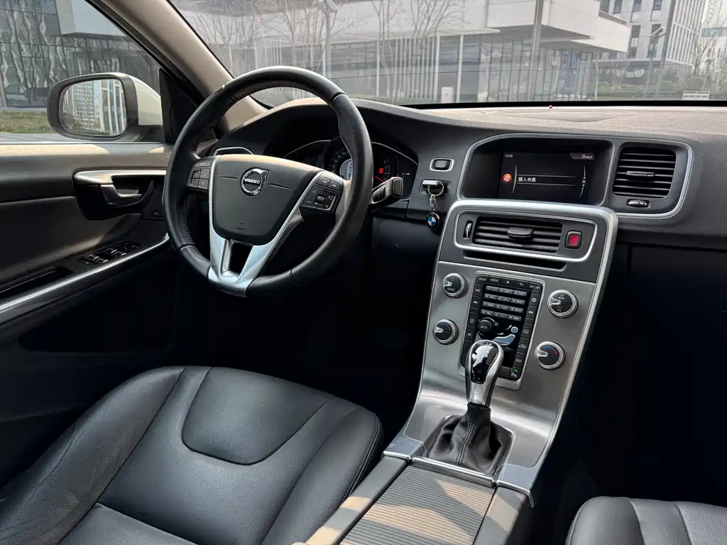 Volvo S60 2018 — фото 19