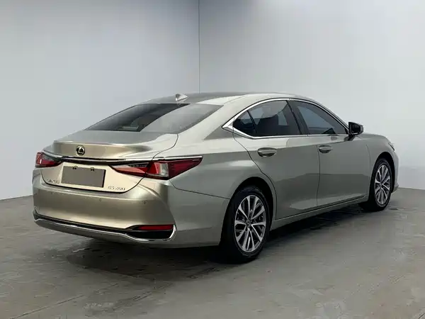Lexus ES 2022