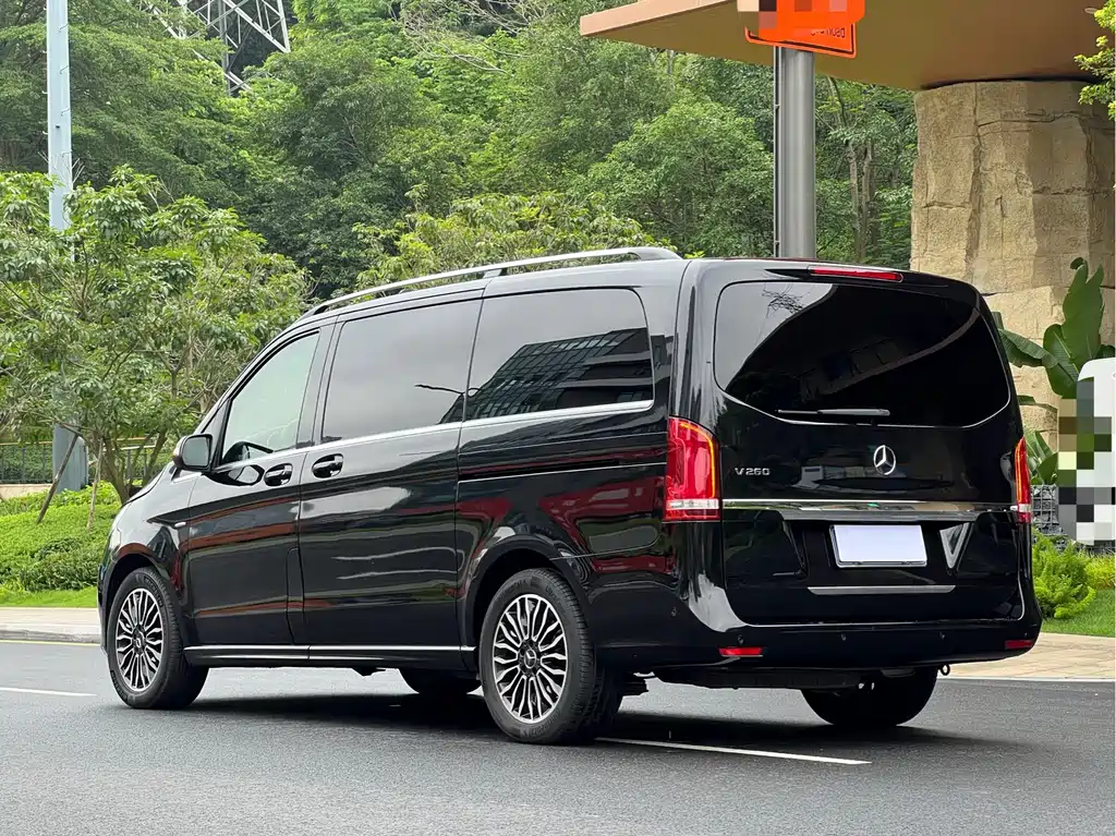 Mercedes-Benz V-Class 2018 — фото 25