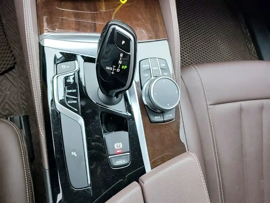 BMW 5 Series 2019 — фото 14