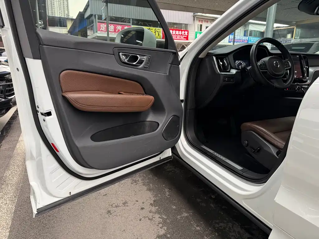 Volvo XC60 2018 — фото 12