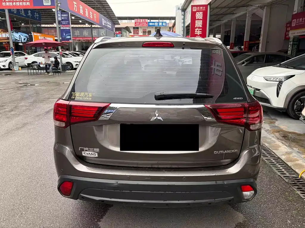 Mitsubishi Outlander 2018 — фото 3