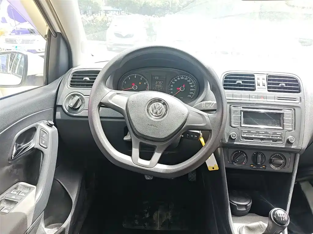 Volkswagen Polo 2015 — фото 11