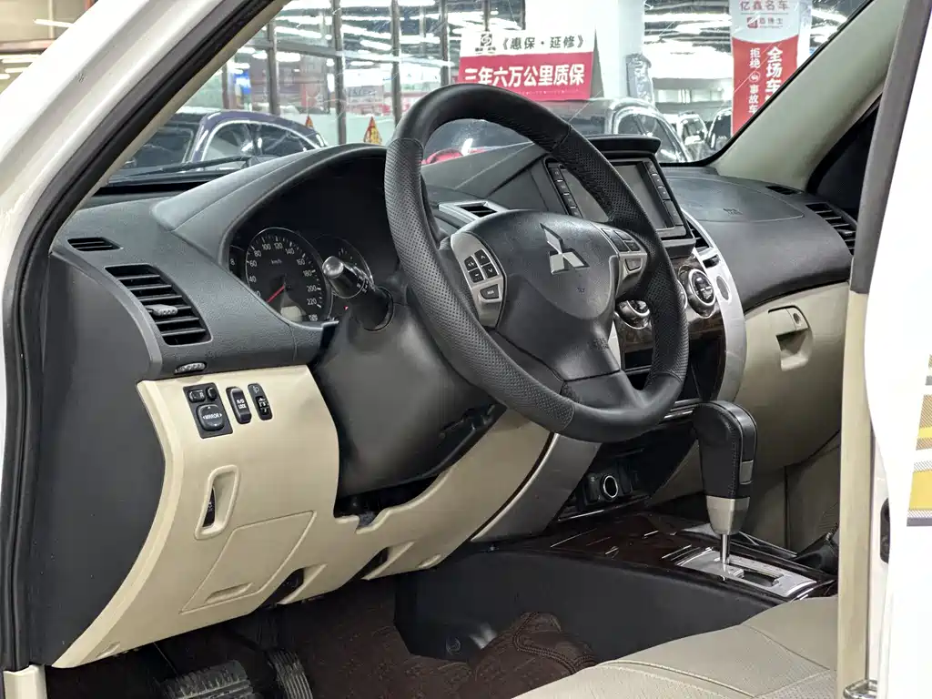 Mitsubishi Pajero Sport 2014 — фото 30