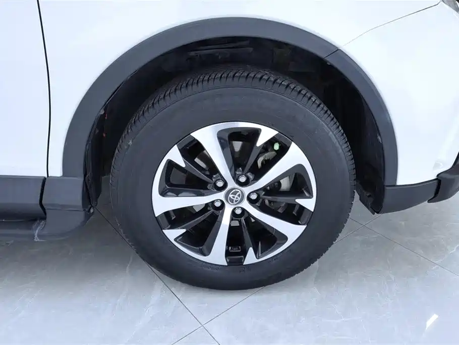 Toyota RAV4 2018 — фото 6