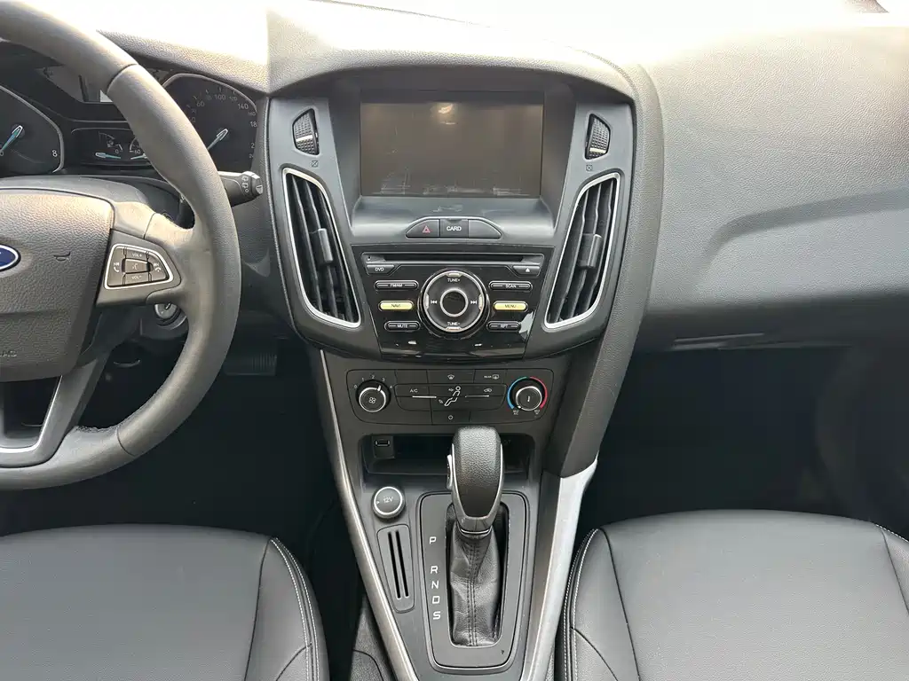 Ford Focus 2018 — фото 16