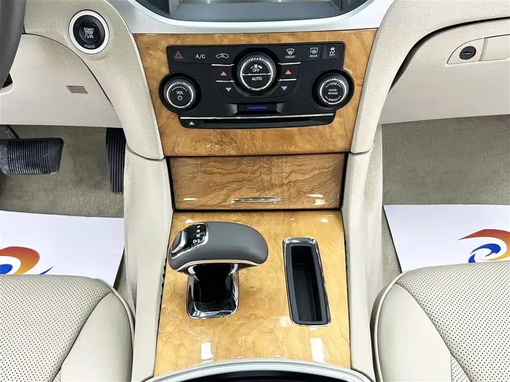 Chrysler 300C 2015 — фото 15