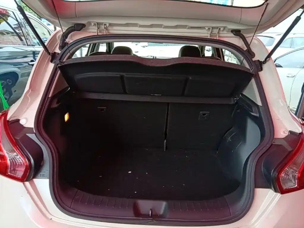 Nissan Tiida 2015 — фото 19