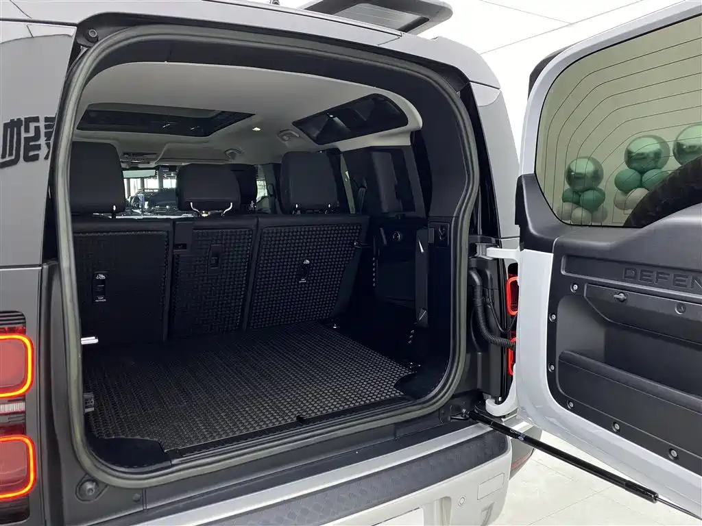 Land Rover Defender 2023 — фото 28