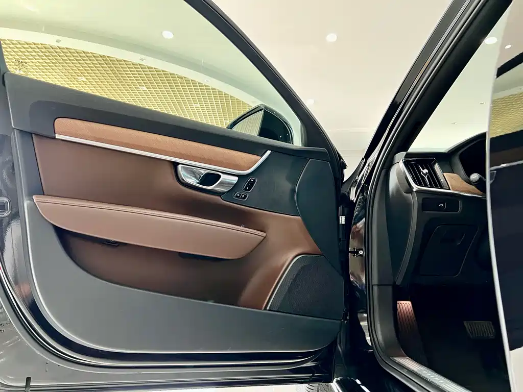Volvo S90 2025 — фото 18
