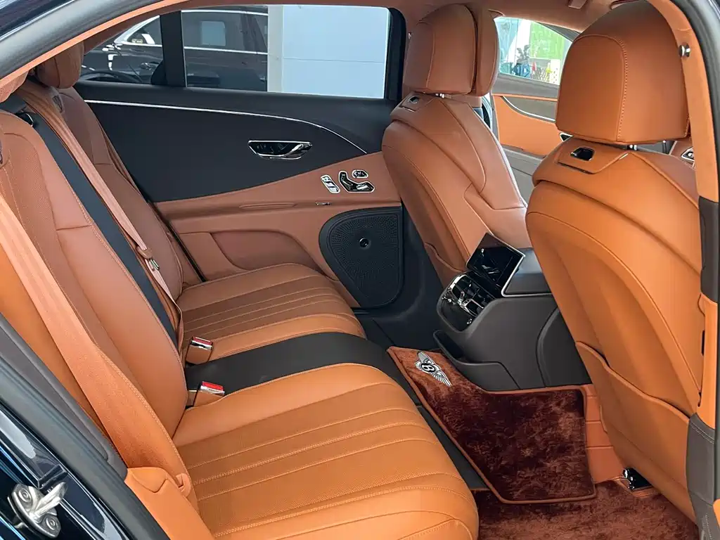 Bentley Flying Spur 2024 — фото 17