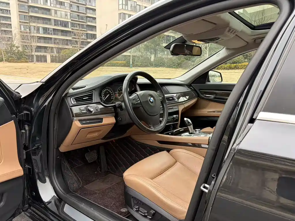 BMW 7 Series 2011 — фото 12