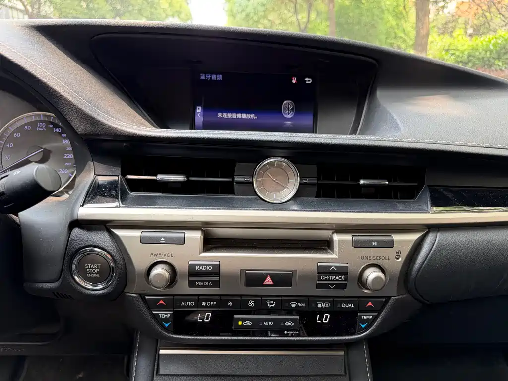 Lexus ES 2016 — фото 13
