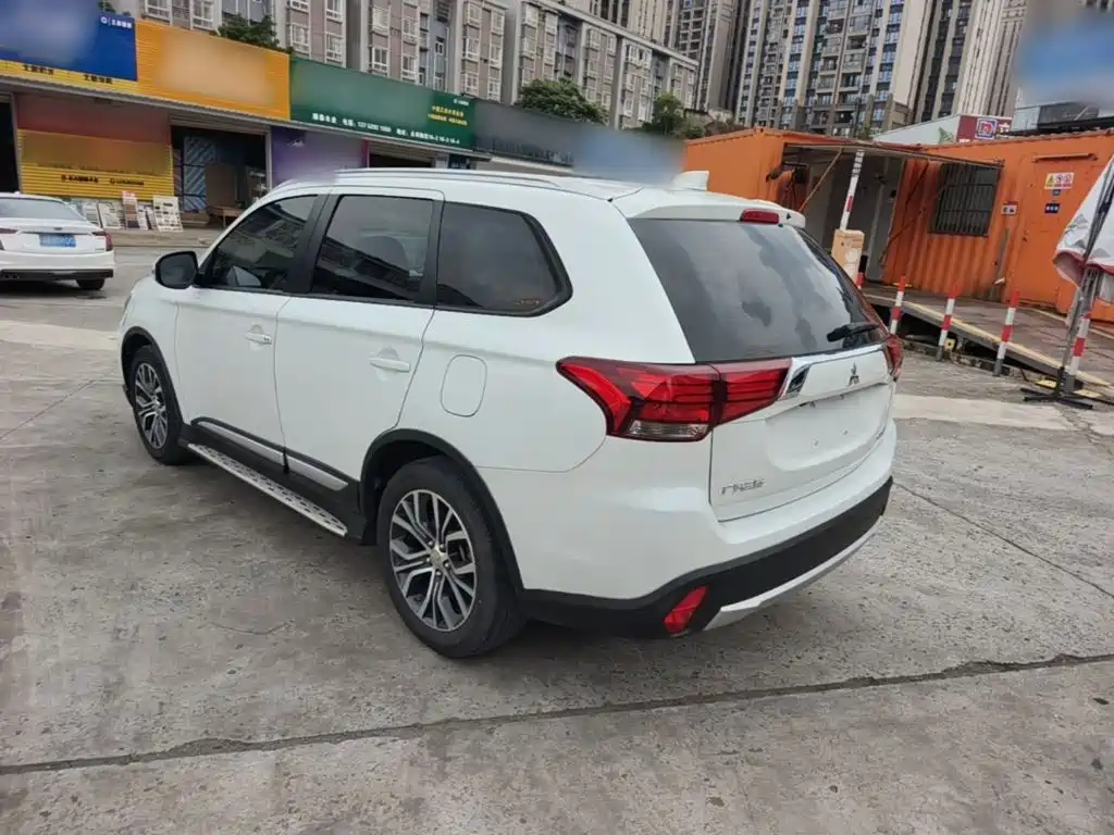Mitsubishi Outlander 2018 — фото 5