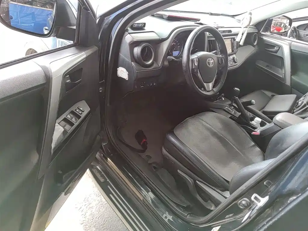 Toyota RAV4 2018 — фото 16