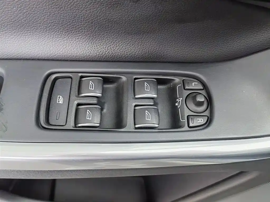 Volvo XC60 2017 — фото 9