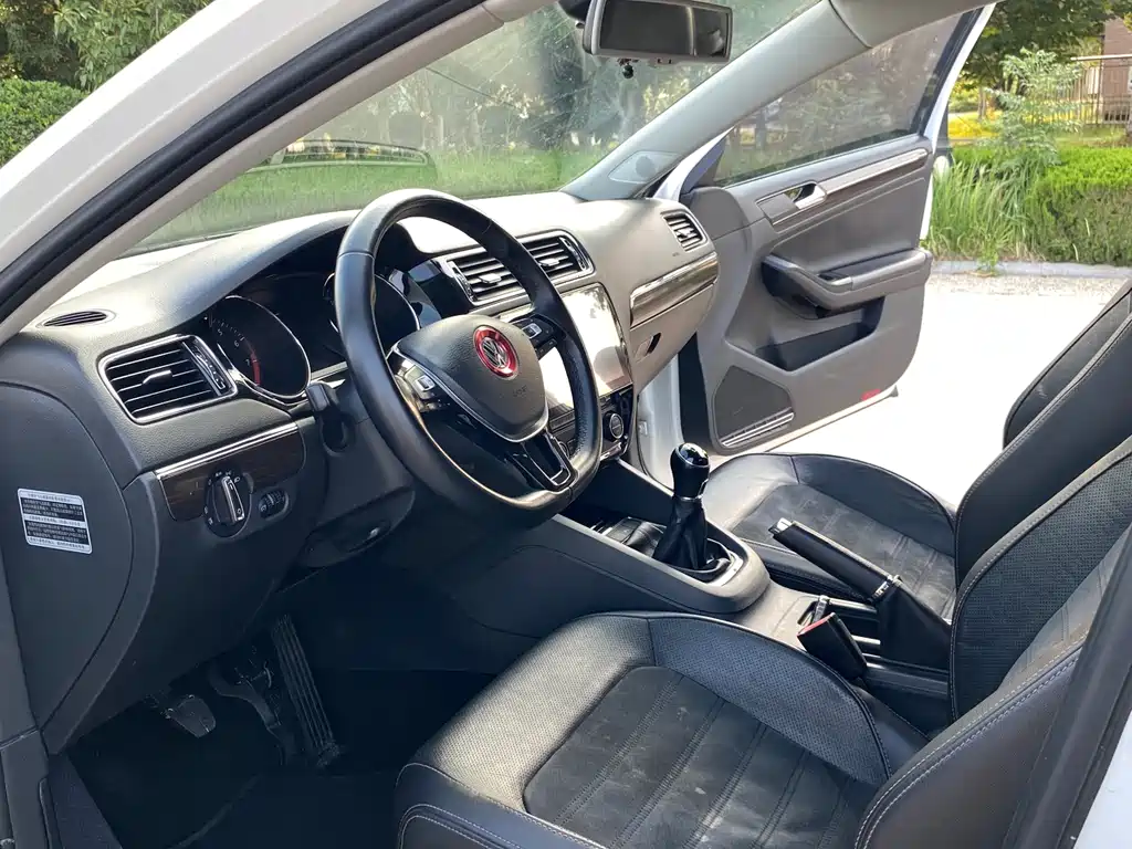 Volkswagen Sagitar 2015