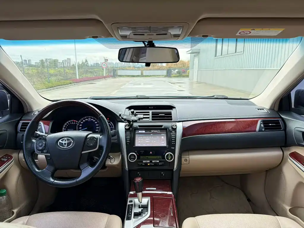 Toyota Camry 2014 — фото 8
