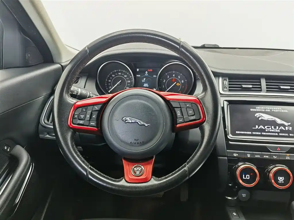 Jaguar E-PACE 2018 — фото 11