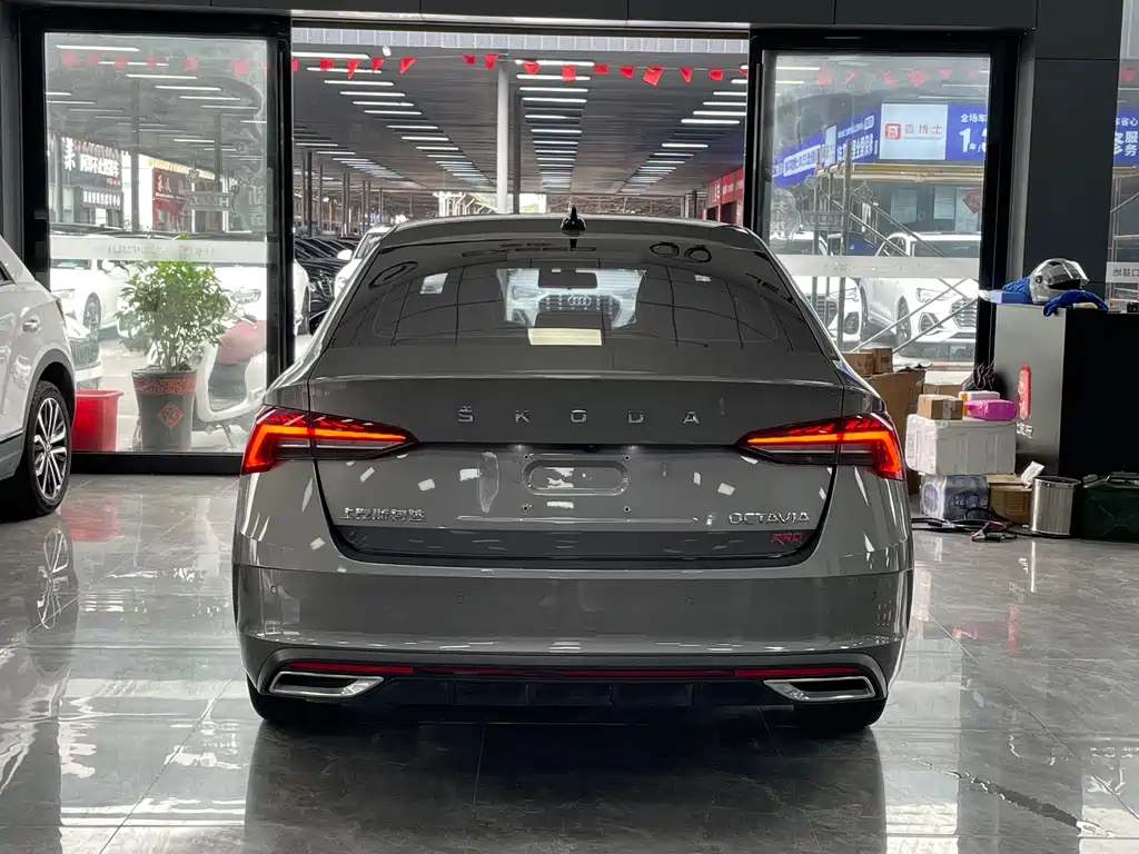 Skoda Octavia 2022 — фото 16