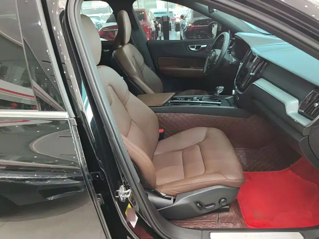 Volvo XC60 2021 — фото 25