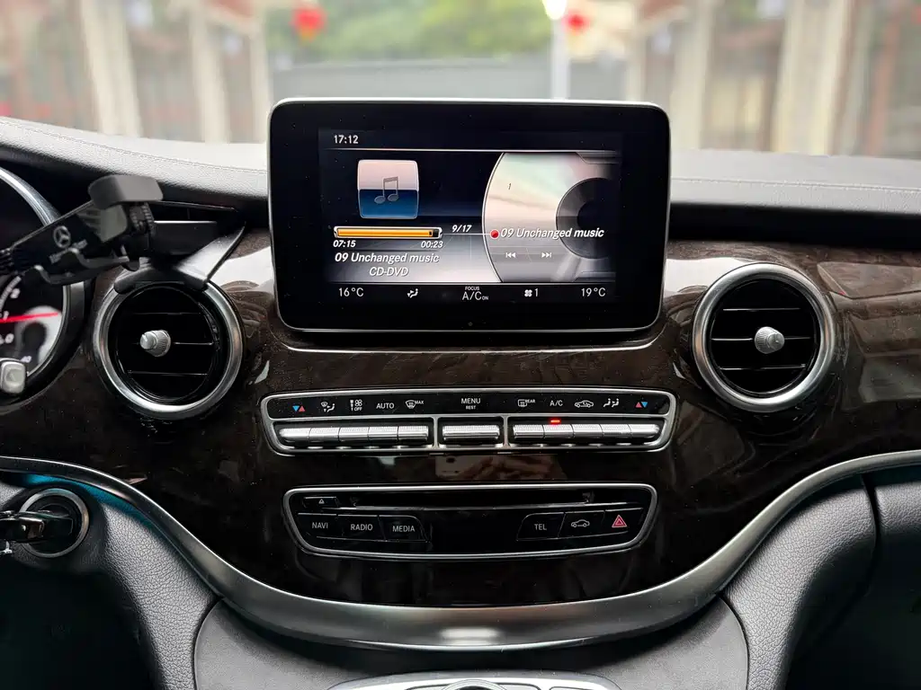 Mercedes-Benz V-Class 2018 — фото 16