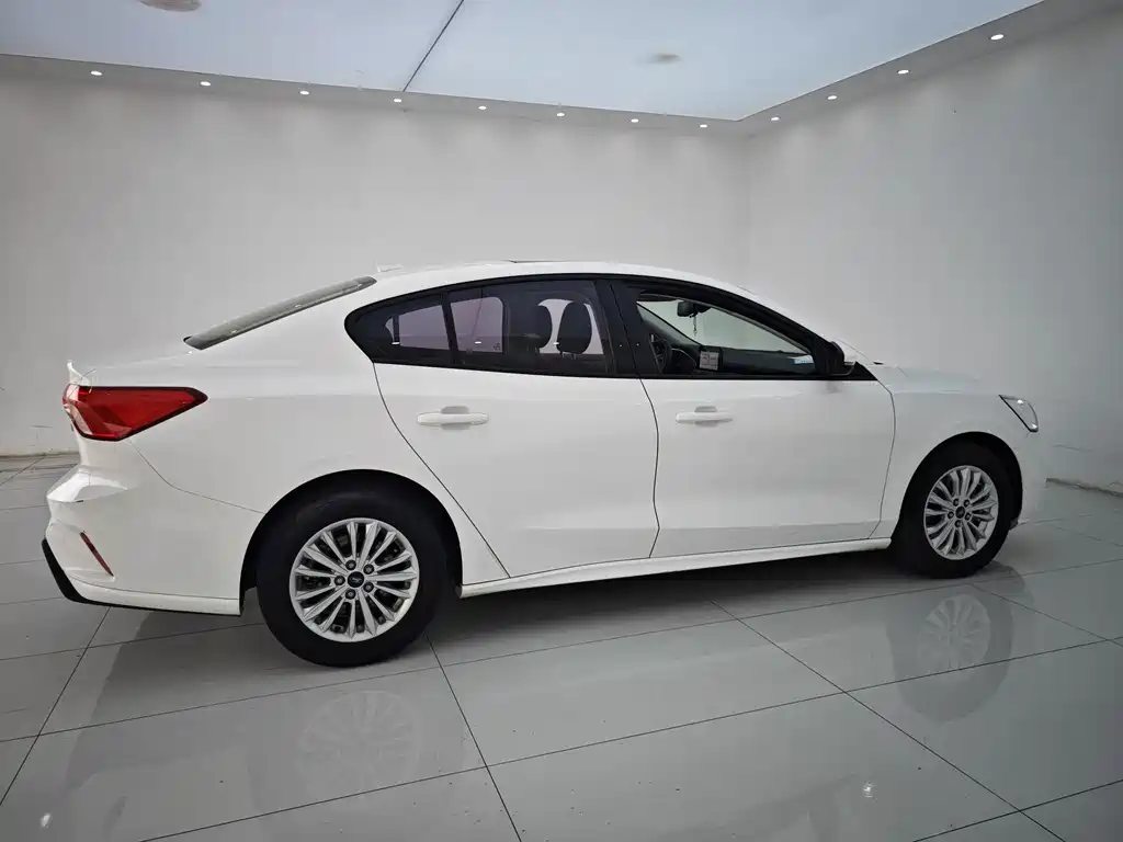 Ford Focus 2020 — фото 13