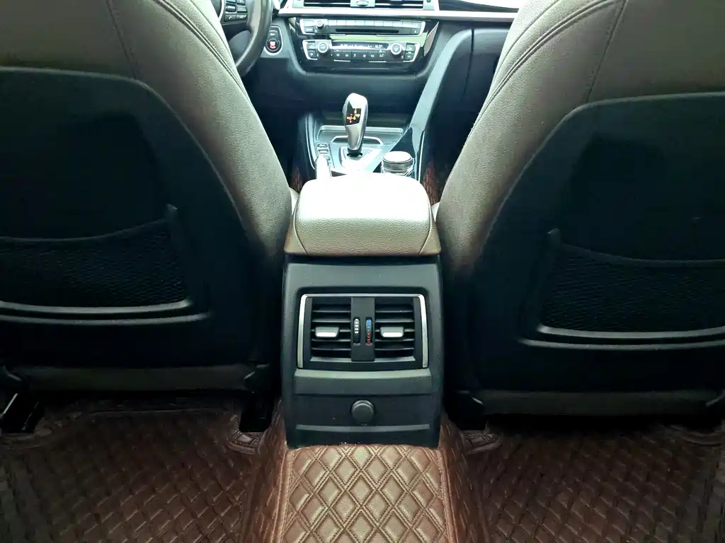 BMW 3 Series 2018 — фото 13