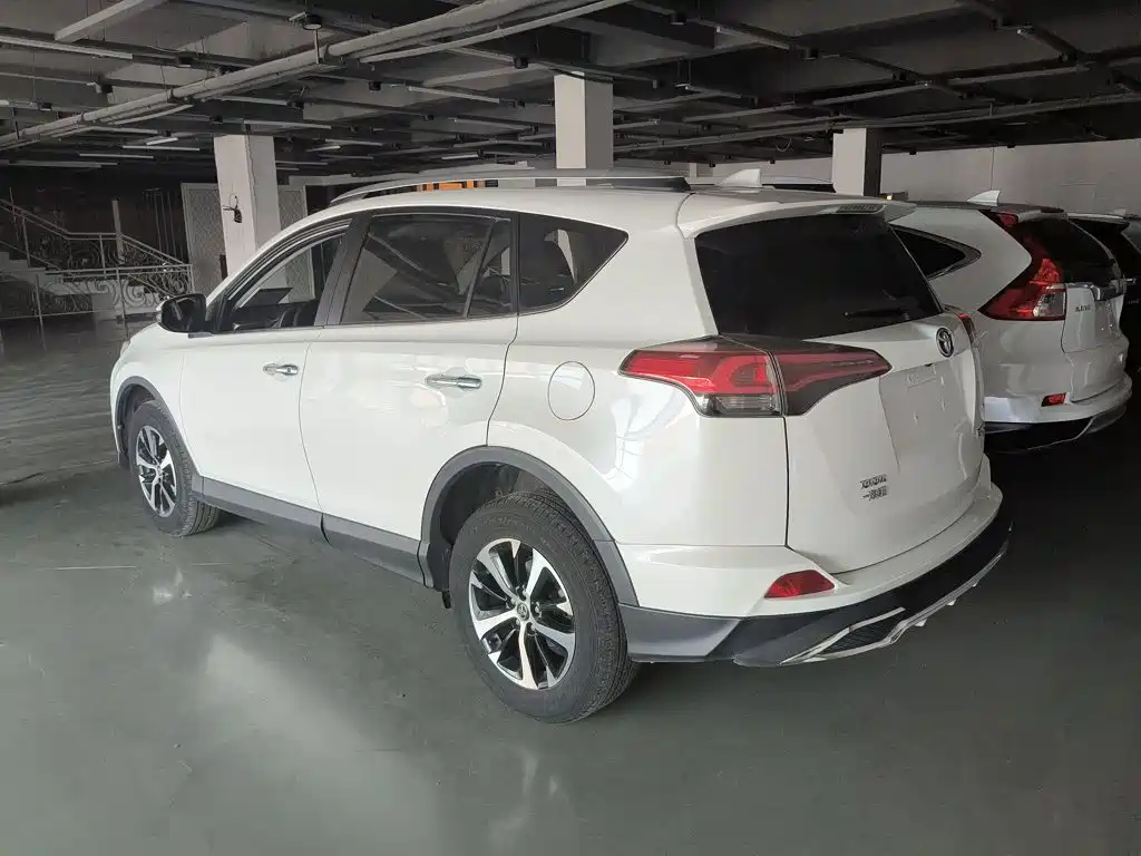 Toyota RAV4 2017 — фото 11