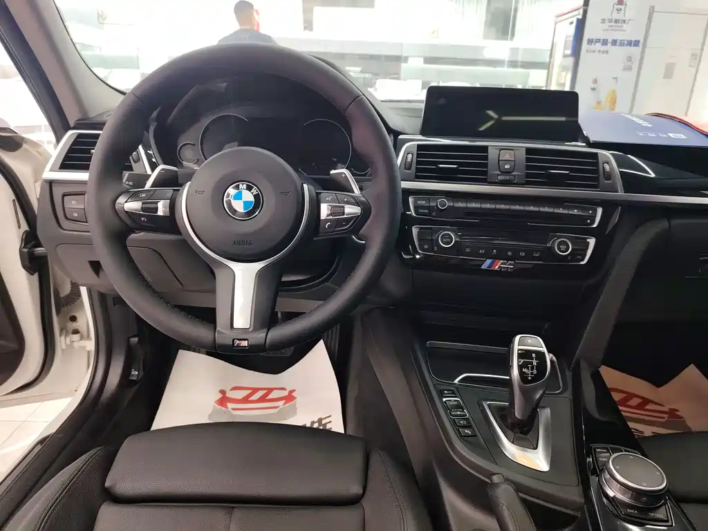 BMW 3 Series 2018 — фото 12