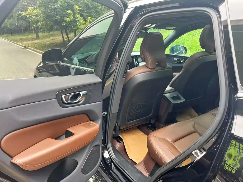 Volvo XC60 2023 — фото 12