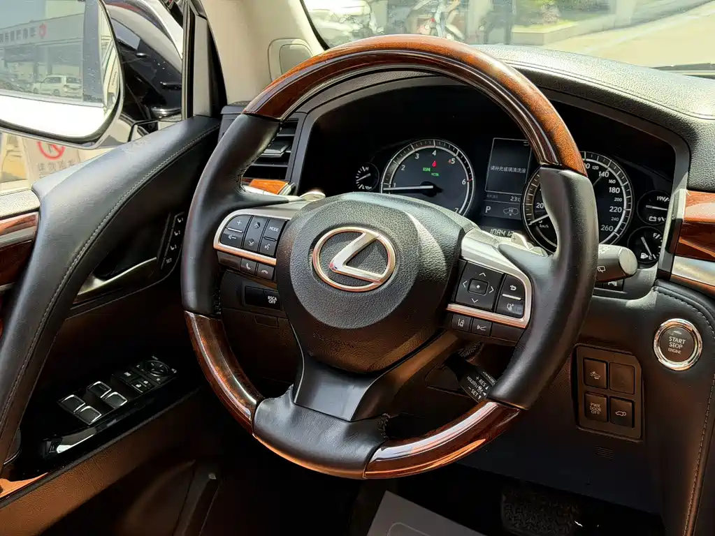 Lexus LX 2018 — фото 11