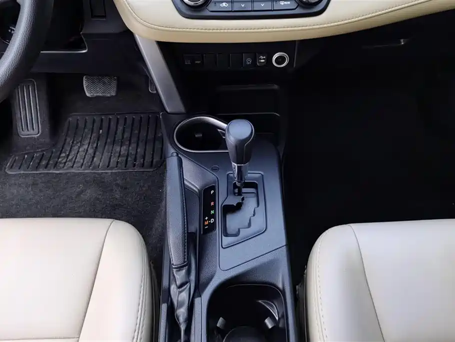 Toyota RAV4 2018 — фото 16