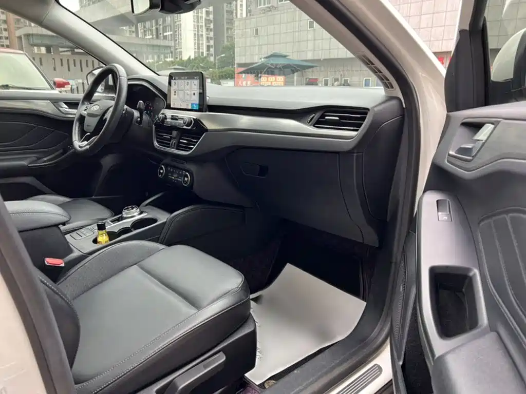 Ford Focus 2019 — фото 11