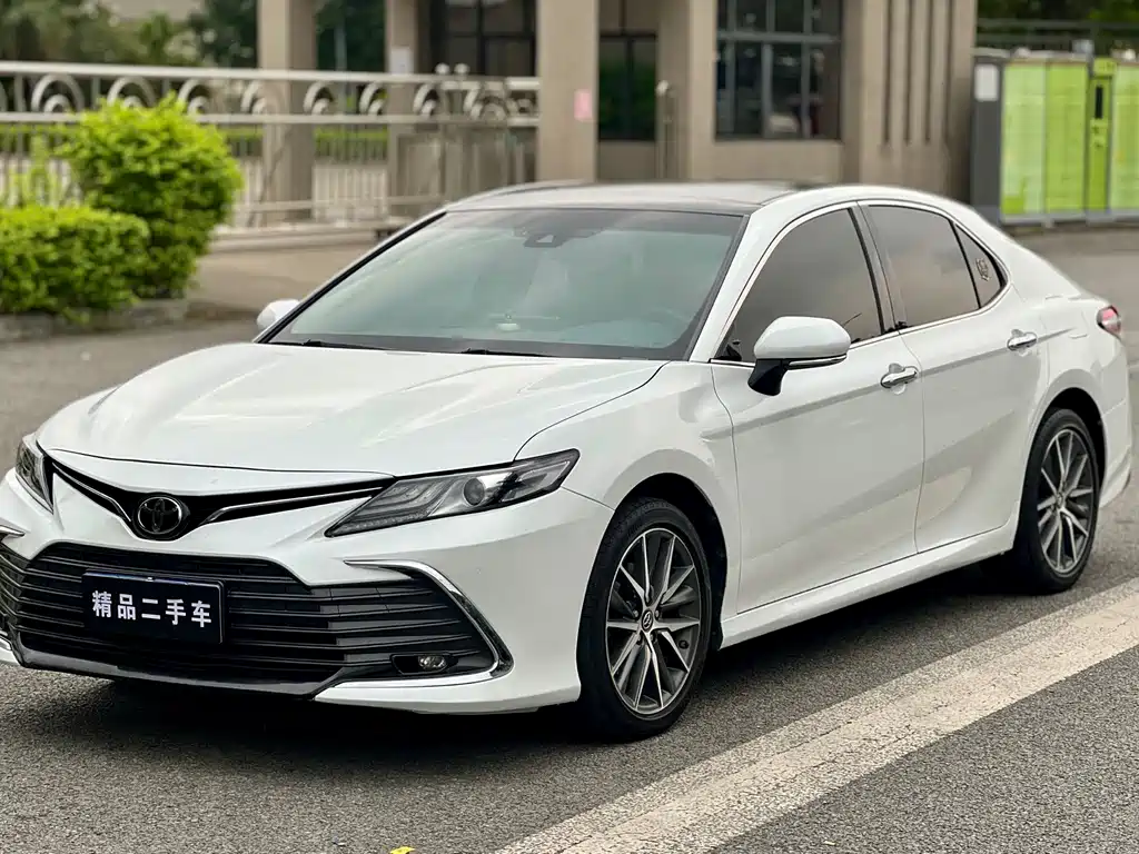 Toyota Camry 2021 — фото 1