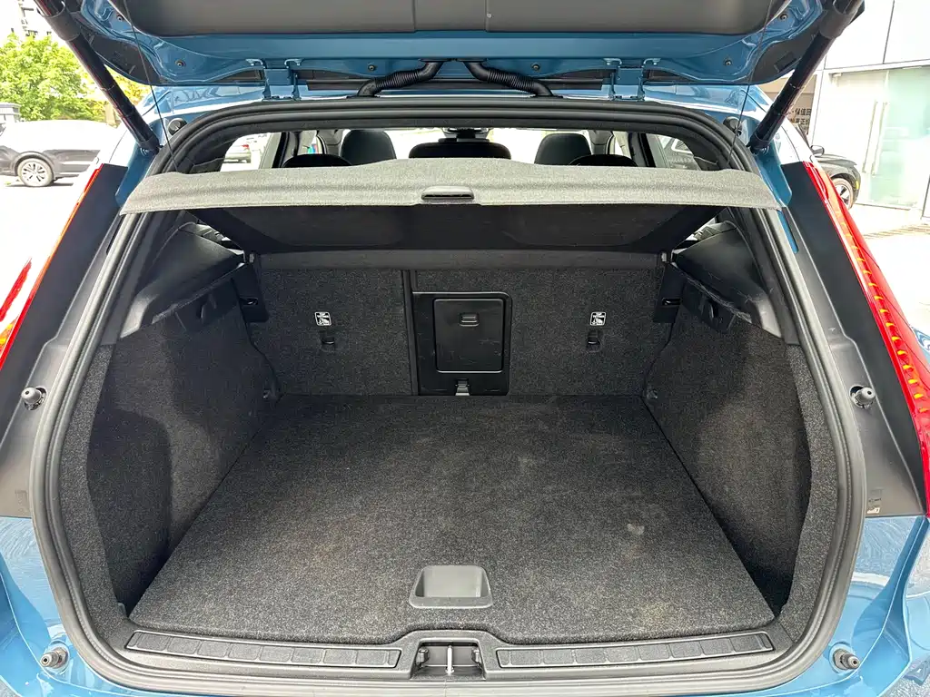 Volvo XC40 2024 — фото 18