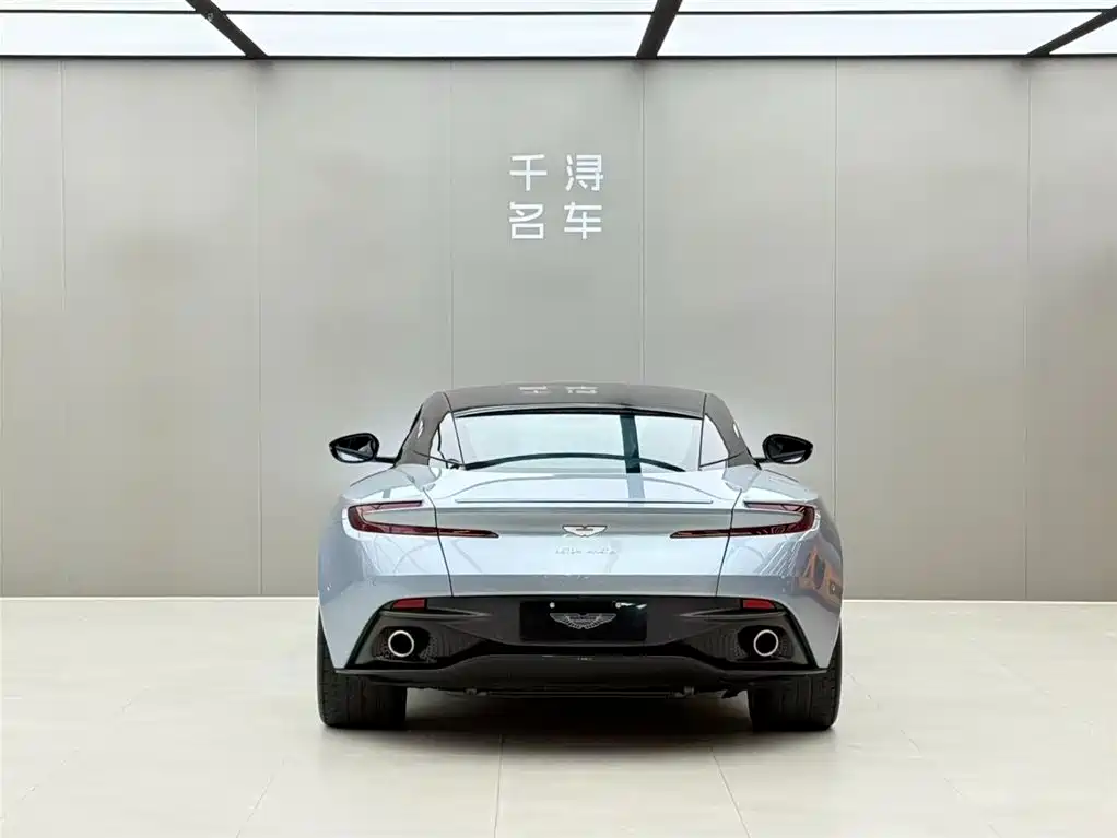 Aston Martin DB11 2021 — фото 14
