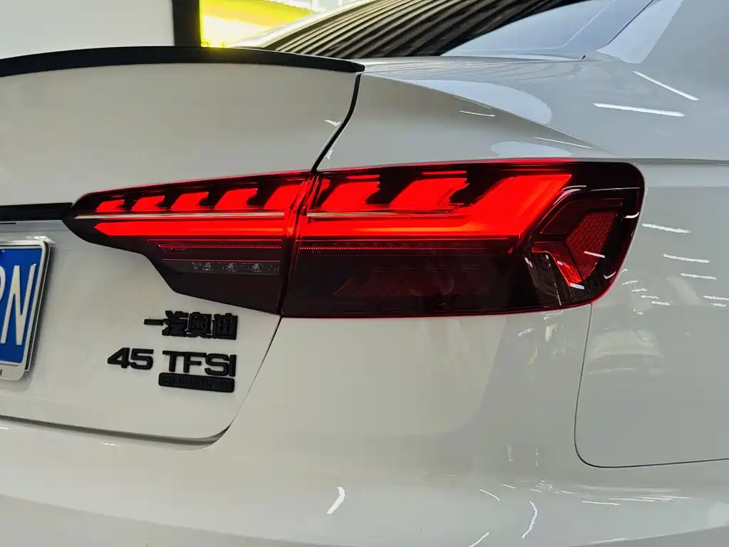 Audi A4L 2024 — фото 17